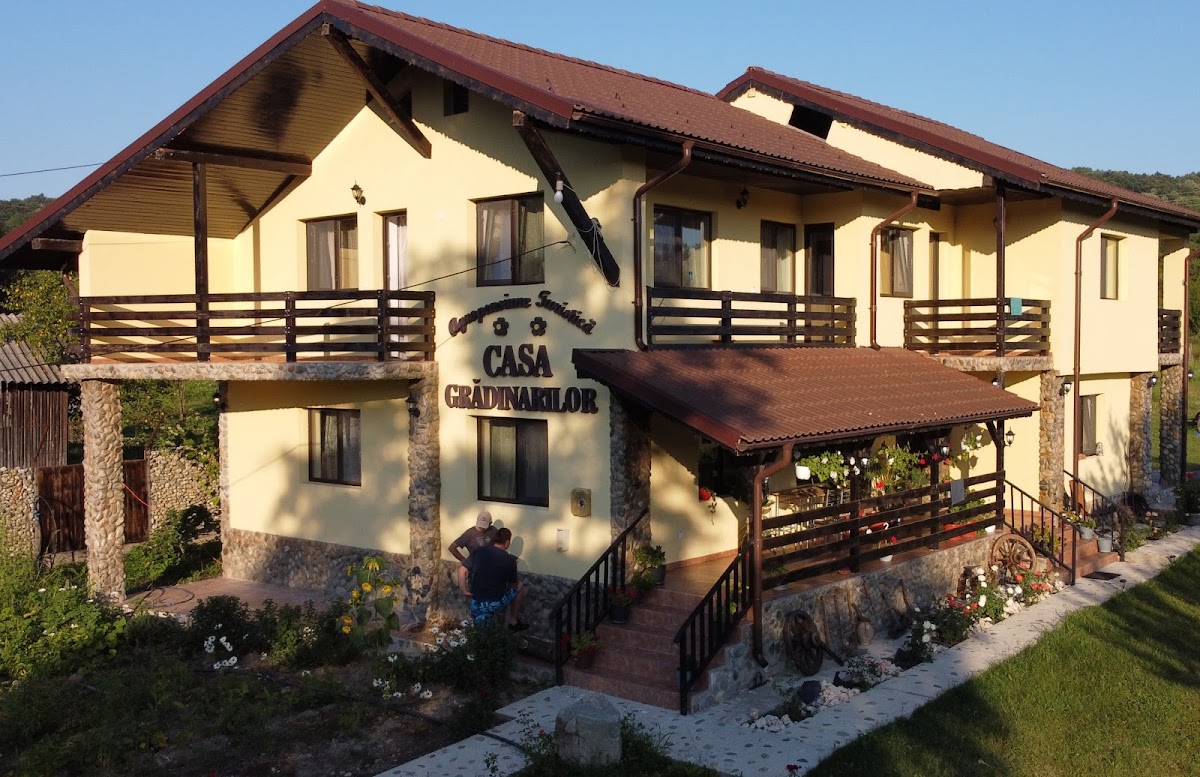 Pension Casa Gradinarilor mit Whirlpool und Ladestation für Elektroautos
