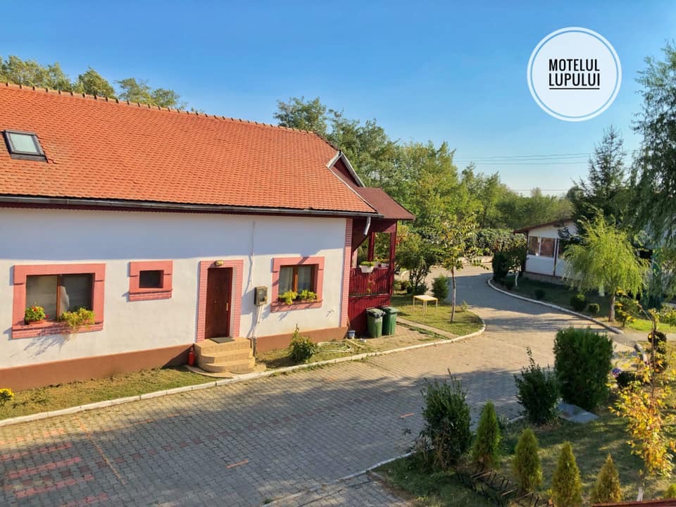 Pensiunea Lupului, Izvorani