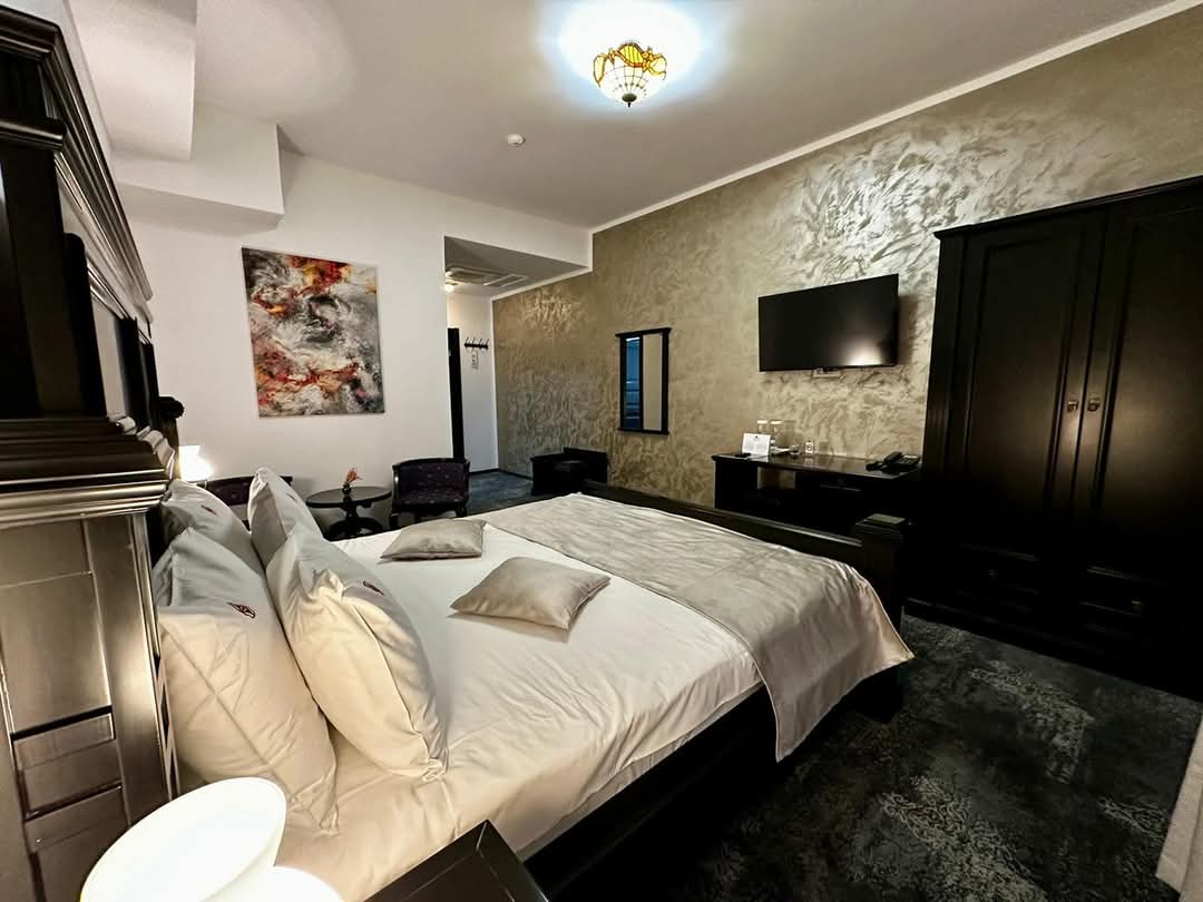 Podu' cu lanțuri- Hotel & Restaurant Bacau - foto 2