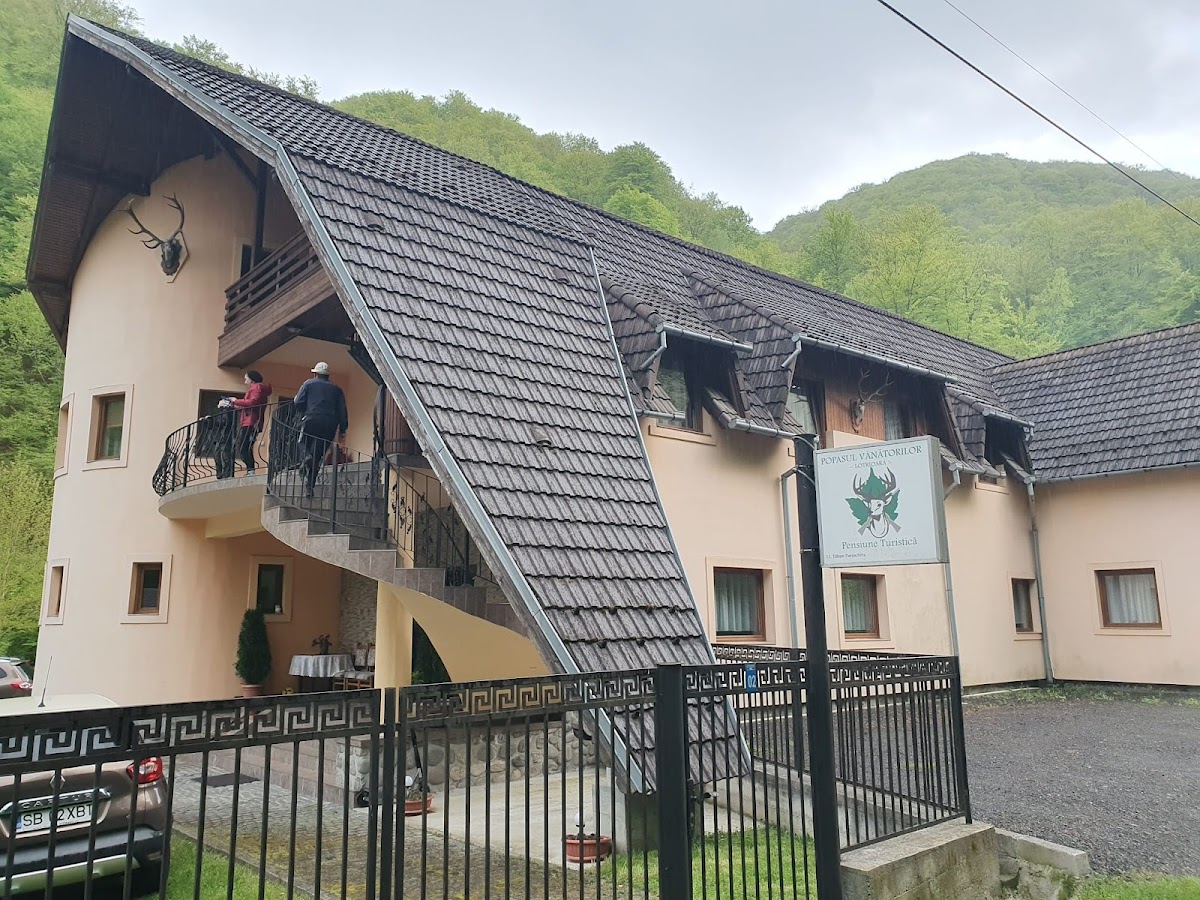 Popasul Vanatorilor Lotrioara Iriptions - foto 1