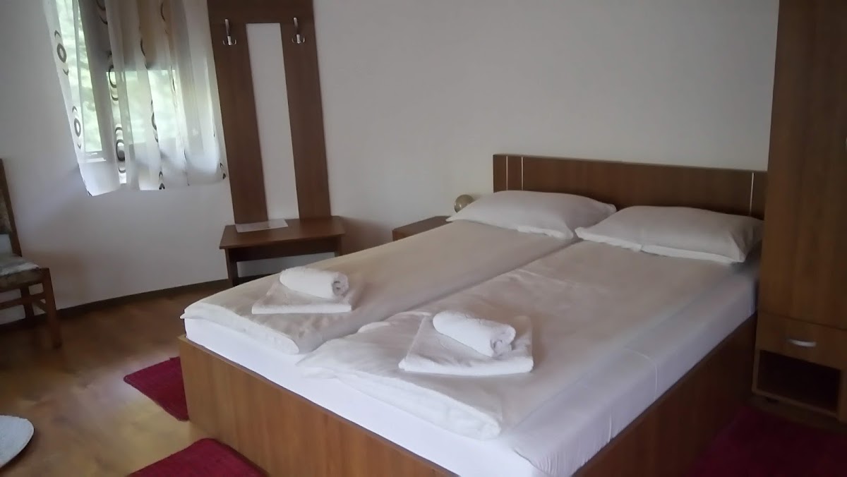 Popasul Vanatorilor Lotrioara Iriptions - foto 2