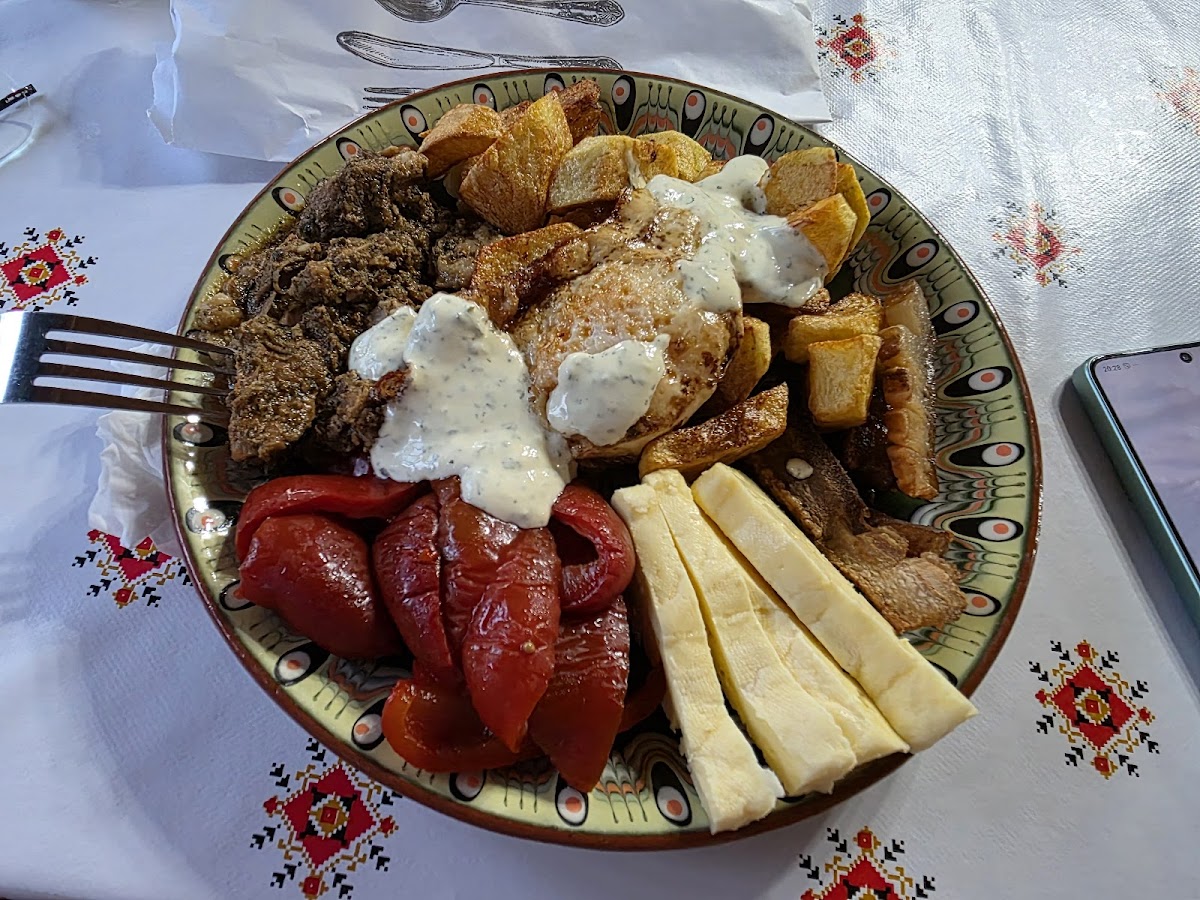 Punctul gastronomic local sus în deal - foto 3