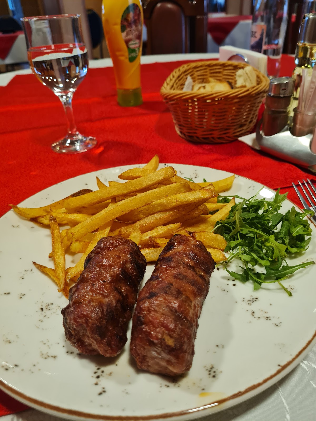 Restaurant cu mici foarte buni - foto 3