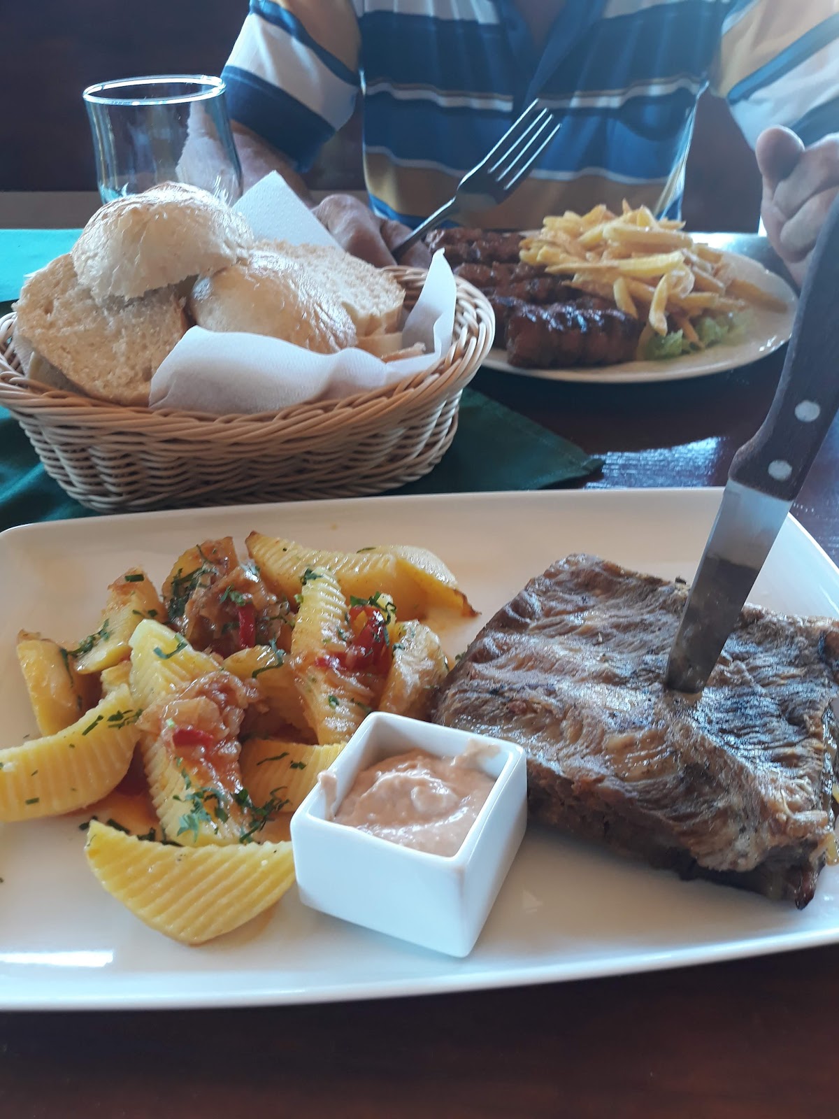 Restaurant cu mici foarte buni - foto 5