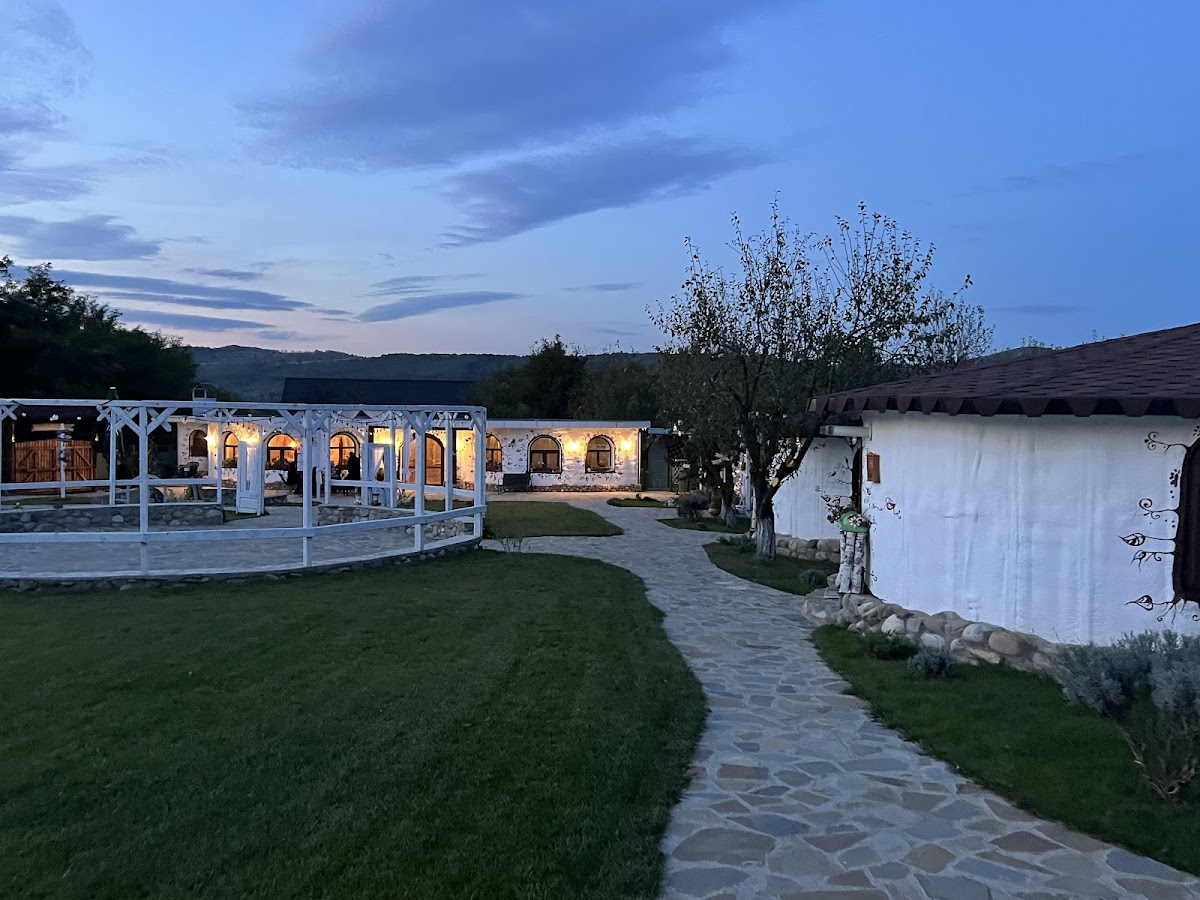 Satul cu Flori - foto 2