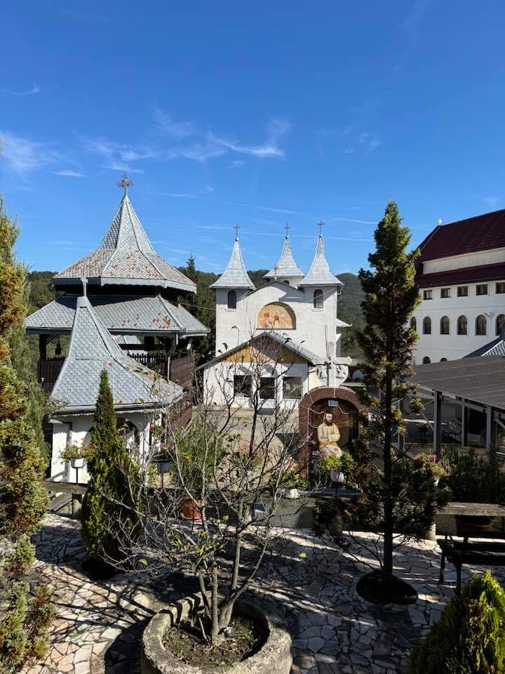 Schitul Crișcior - foto 4