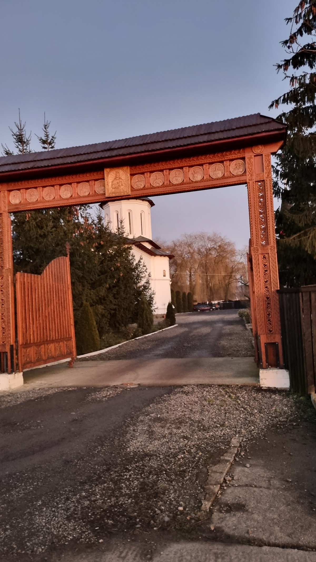 Schitul Dumbrăvioara - foto 4