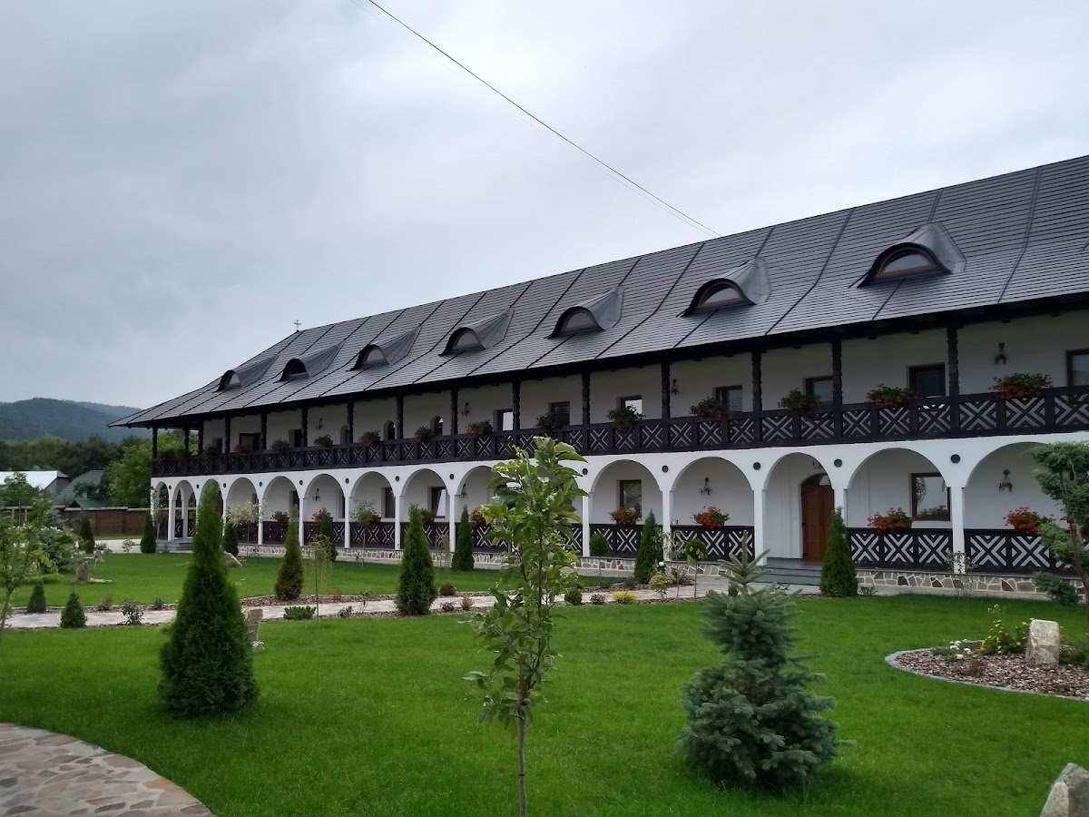 Monastère de la Nativité de la Mère de Dieu Marginea - foto 3