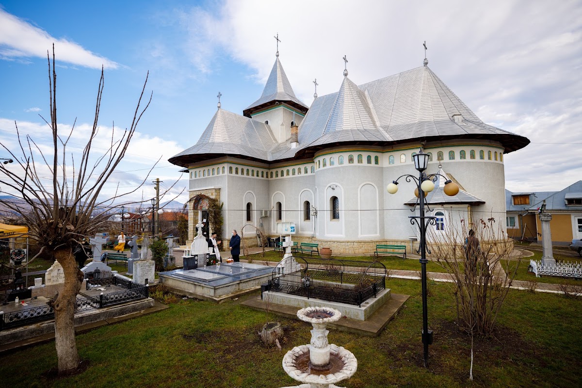 Sfintii Voievozi Mihail si Gavril - foto 1