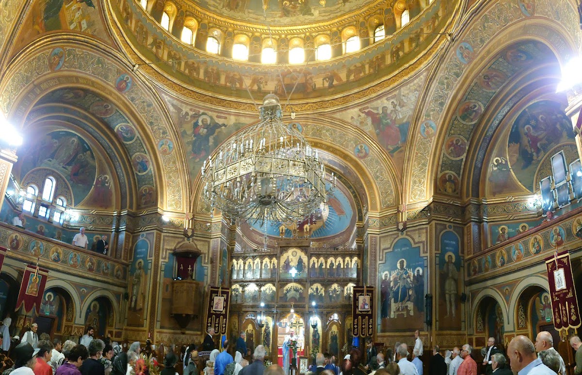 Sfintii Voievozi Mihail si Gavril - foto 2