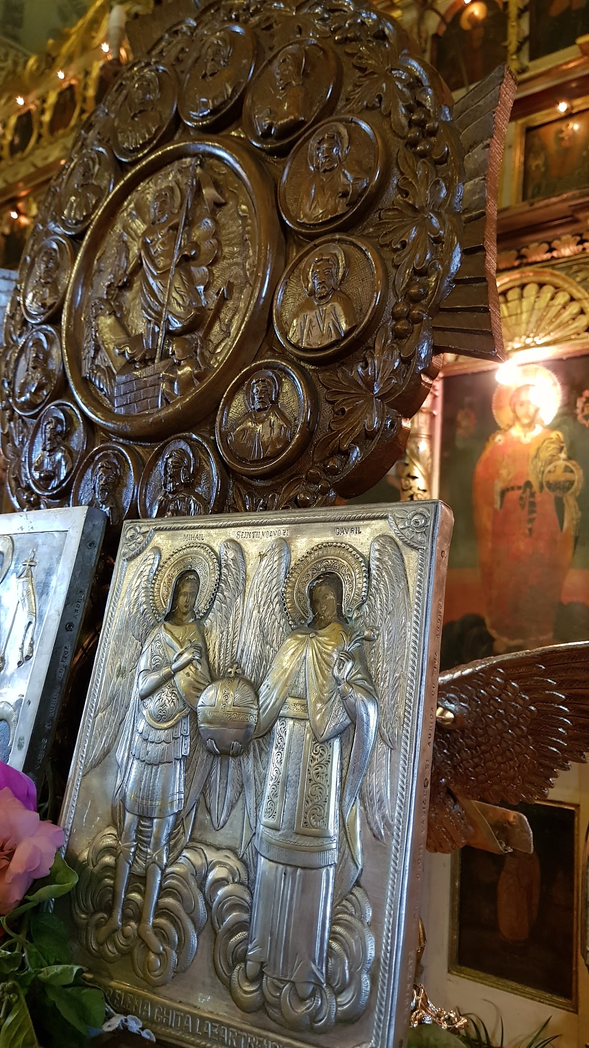 Sfintii Voievozi Mihail si Gavril - foto 4