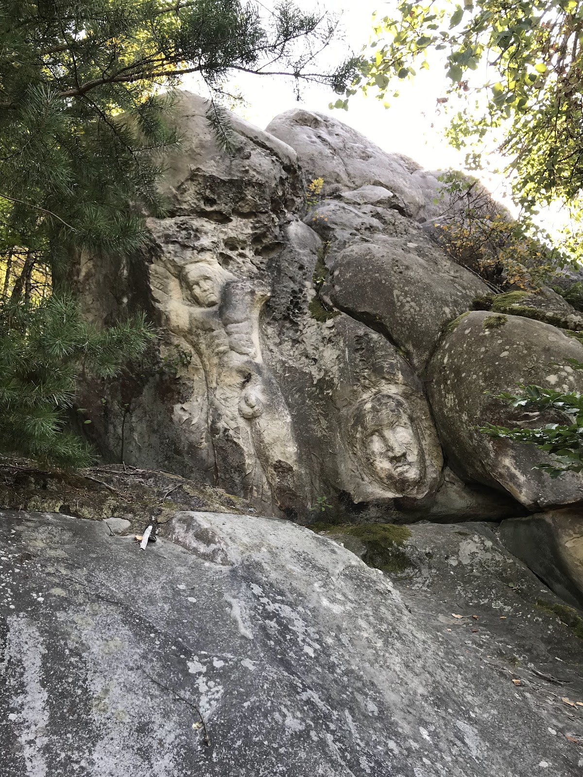 Stânca cu sculpturi - foto 4