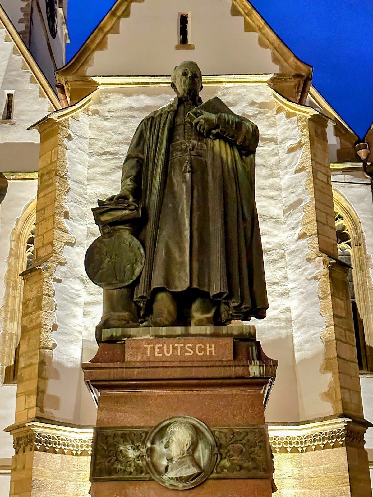 Statuia Episcopului Georg Daniel Teutsch - foto 2