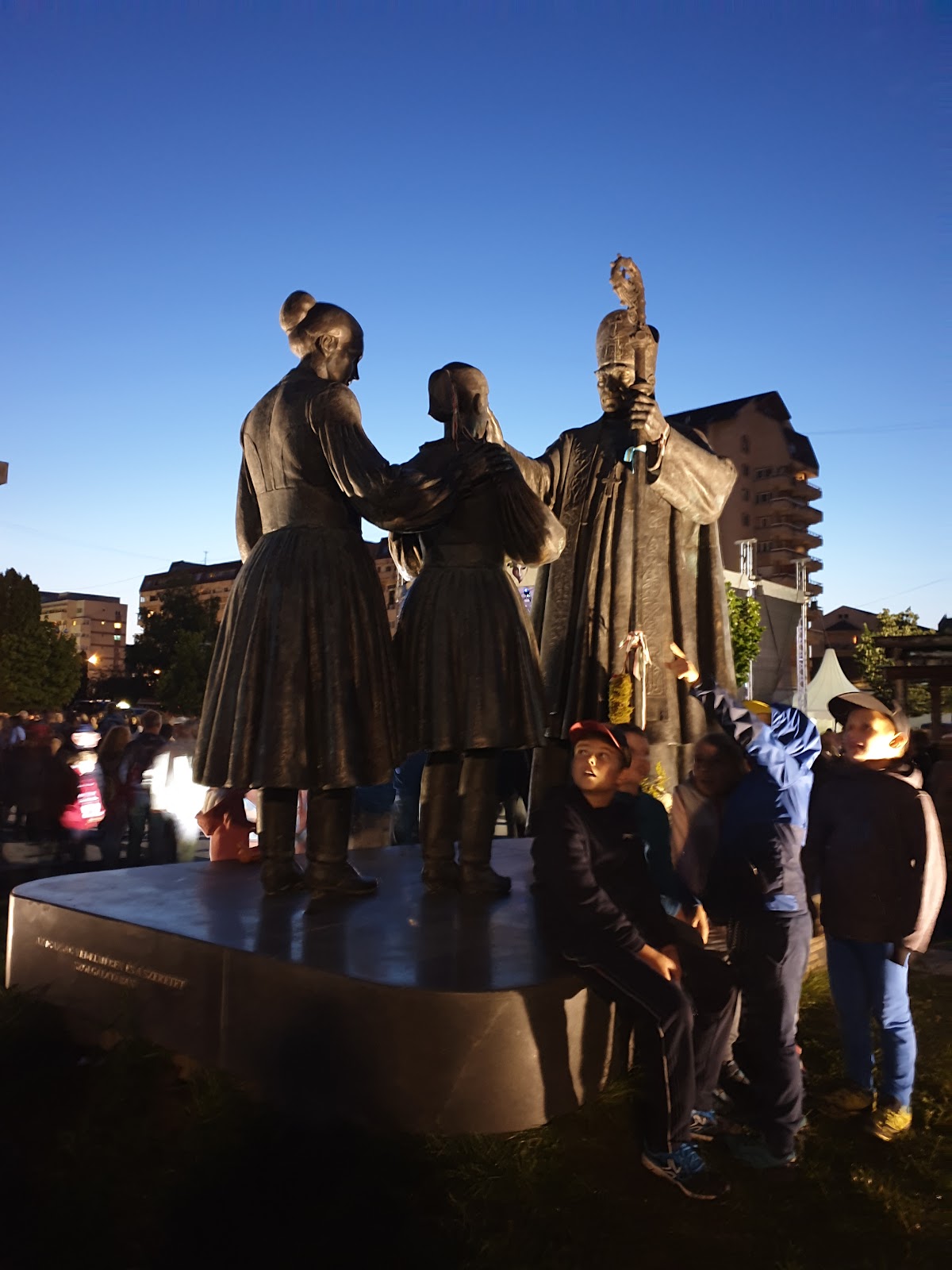 Statue de l'Évêque Márton Áron - foto 3