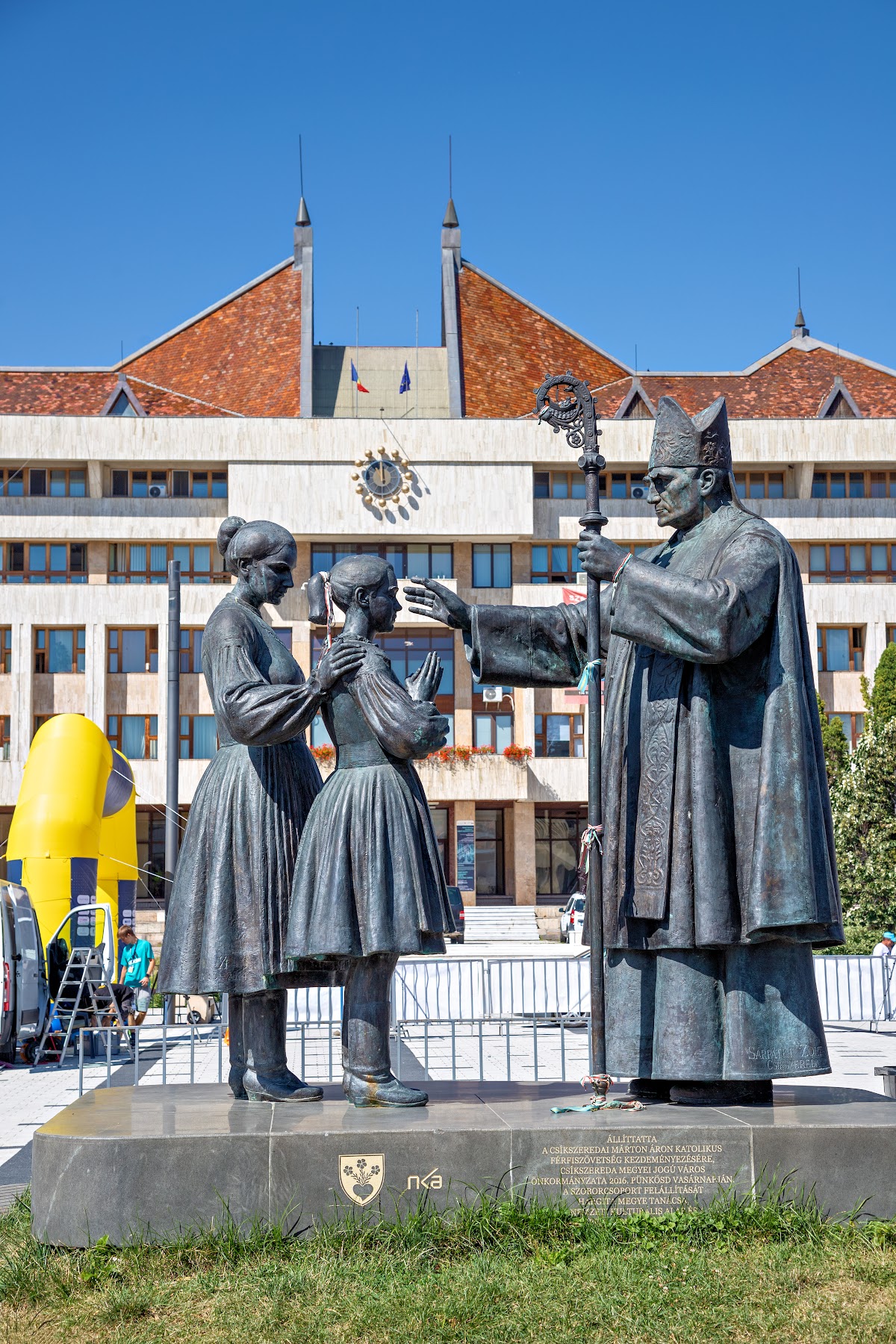 Statue de l'Évêque Márton Áron - foto 4