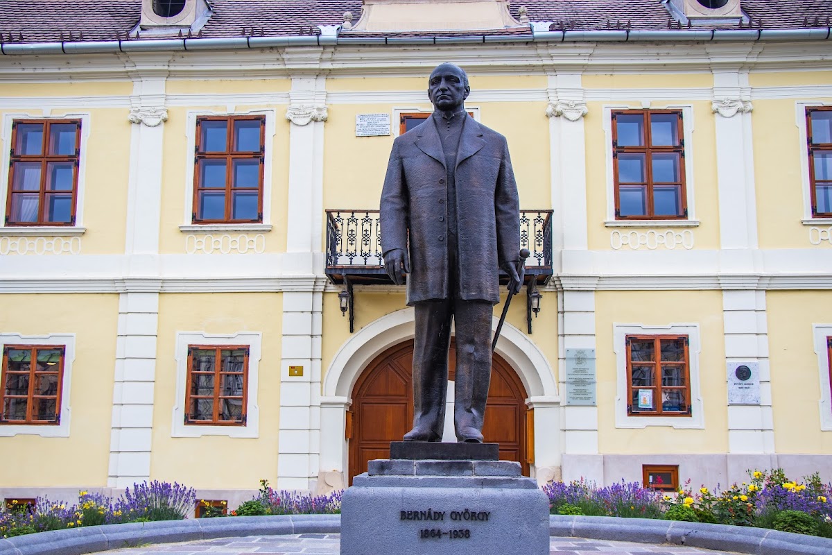 Estatua de Bernády György - foto 2