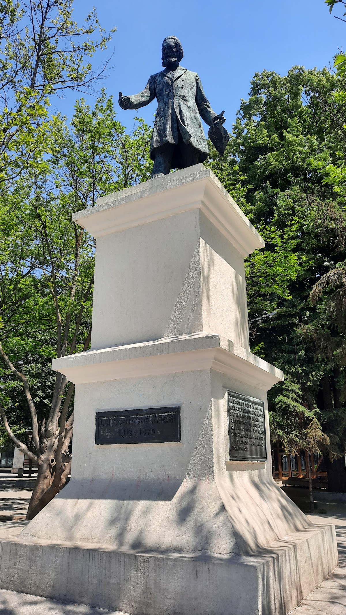 Statuia lui Costache Negri