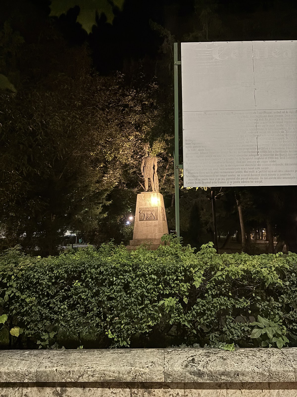 Estatua de Decebal en el Parque de la Fortaleza - foto 3