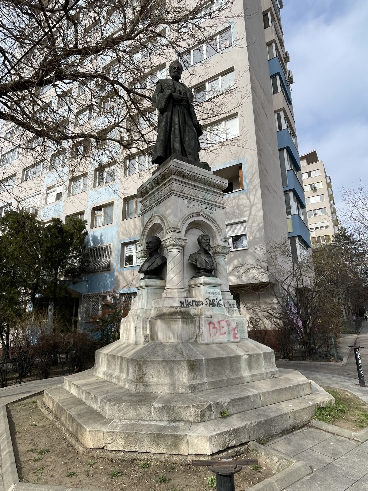 Statuia lui Dinicu Golescu - foto 1