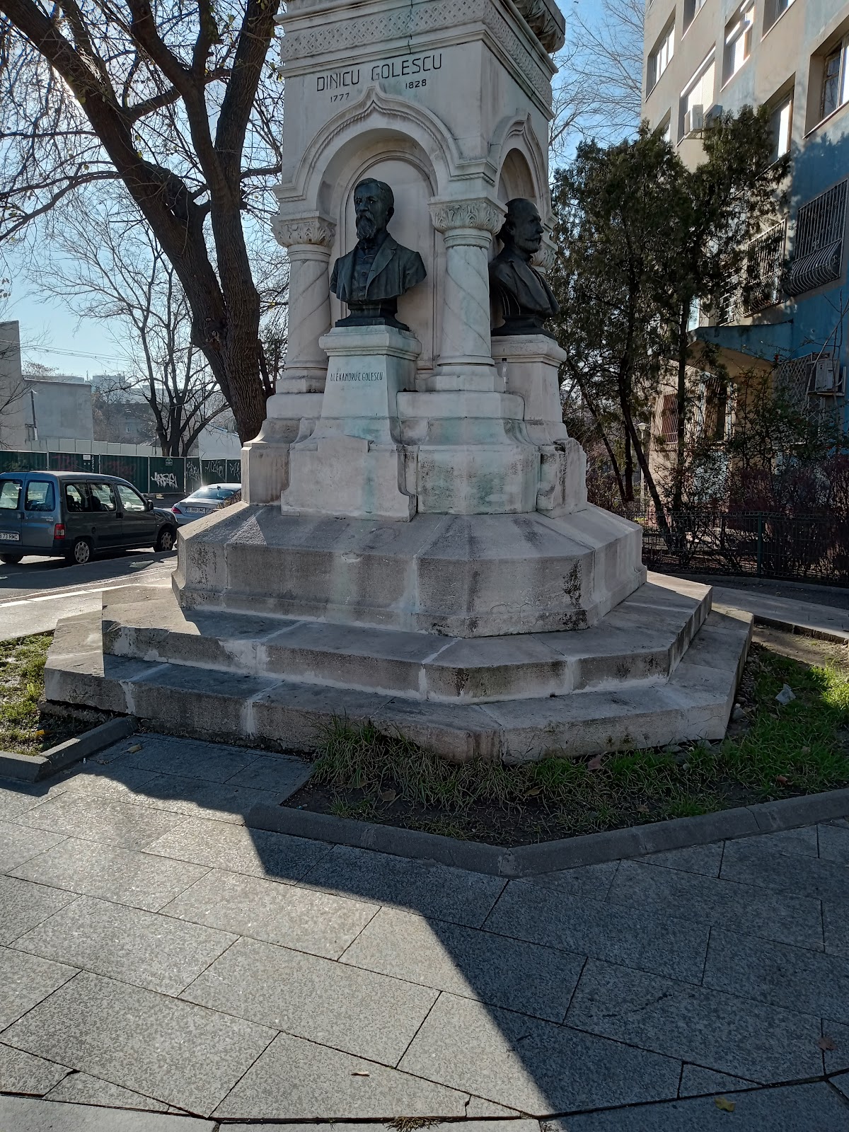Statuia lui Dinicu Golescu - foto 2