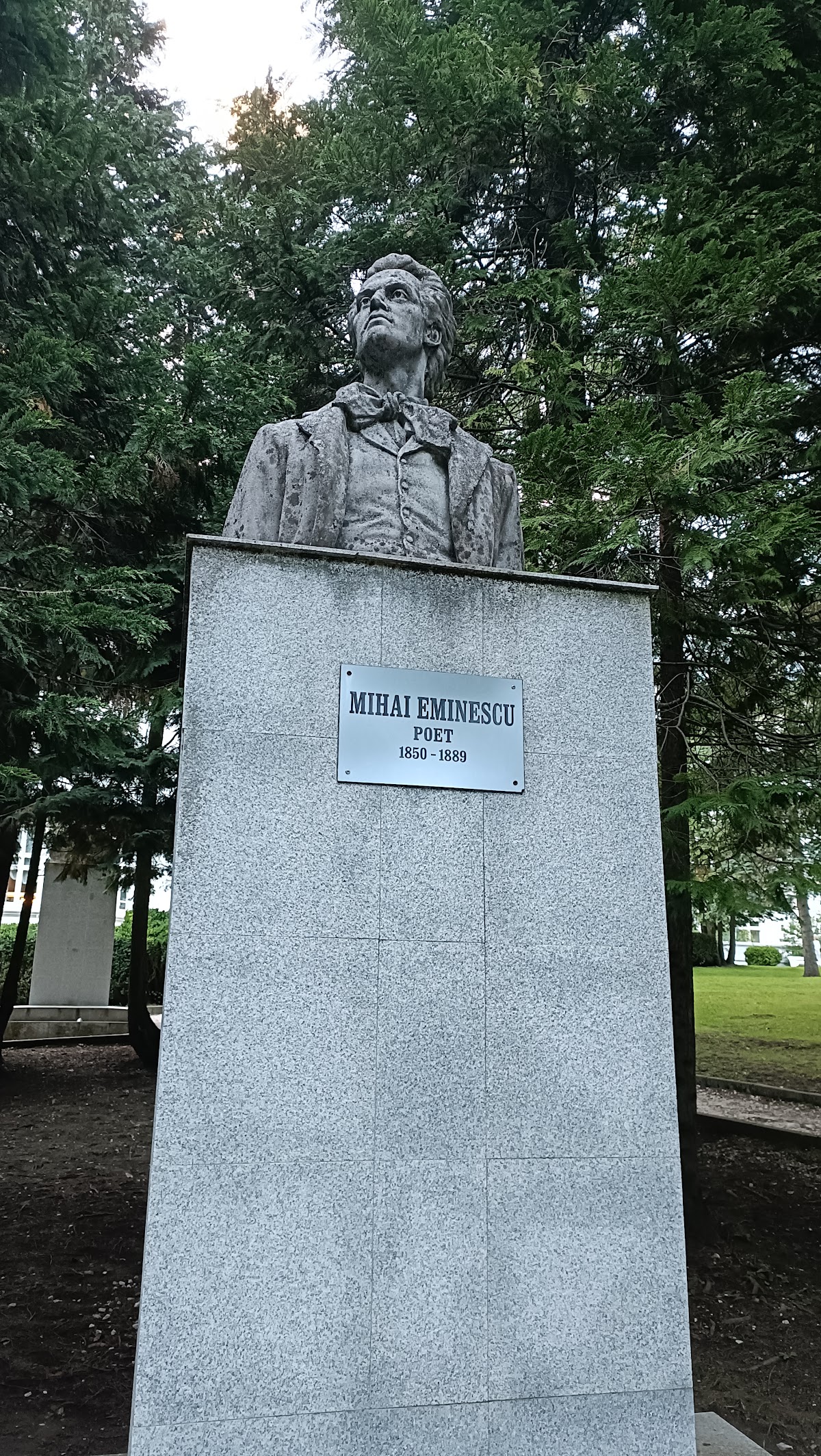 STATUA DI EMINESCU - foto 3