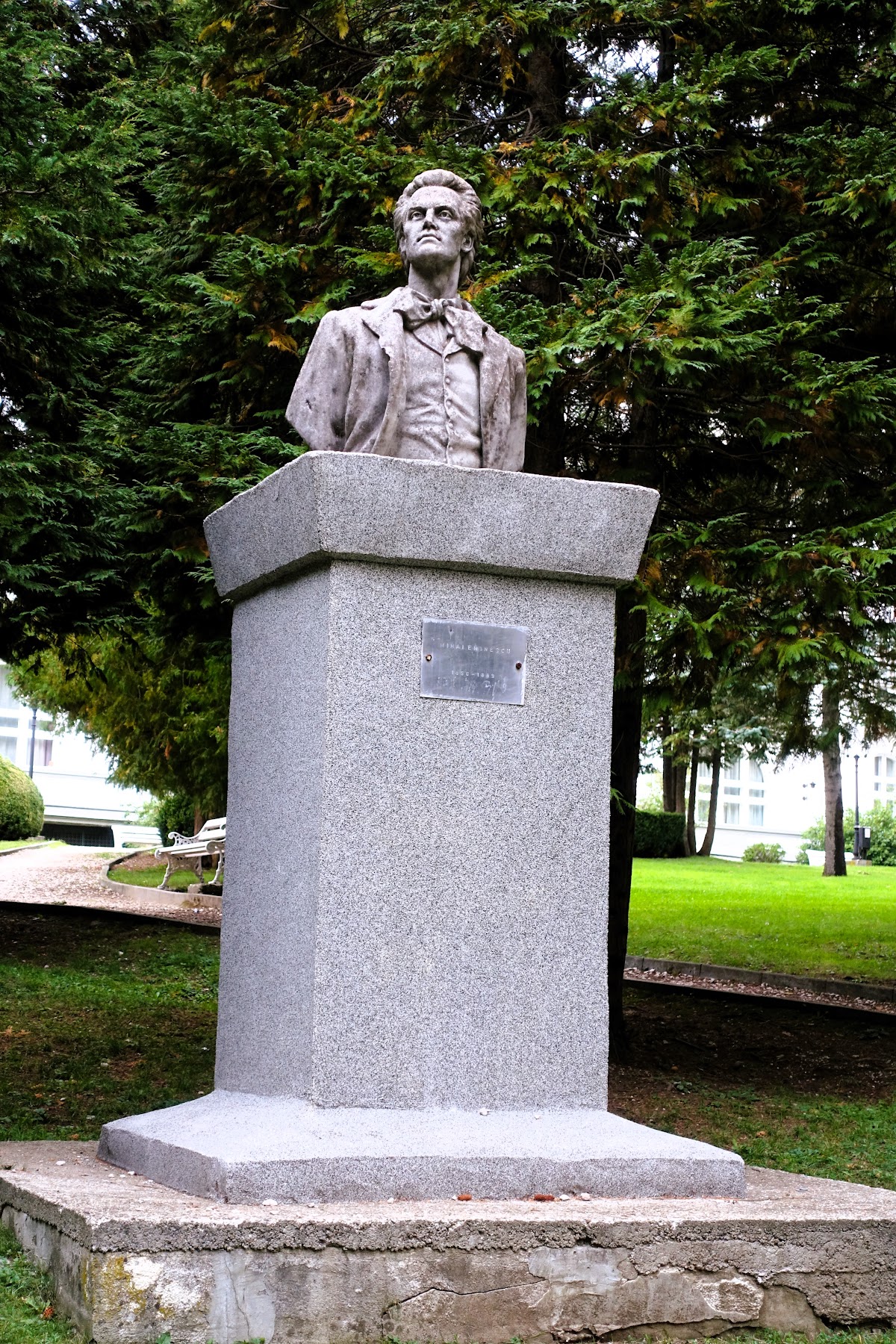 STATUA DI EMINESCU - foto 4
