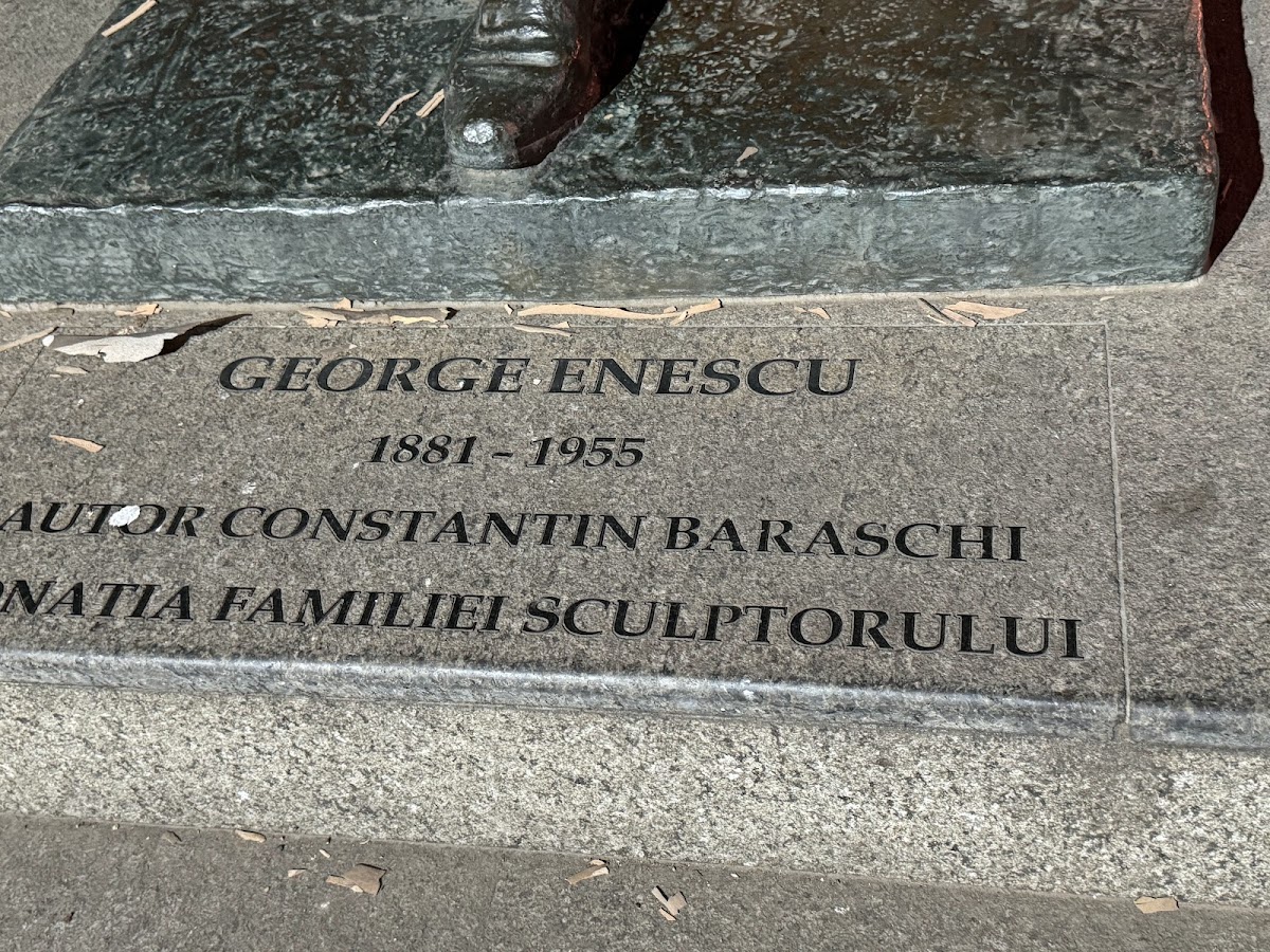Statuia lui George Enescu - foto 3