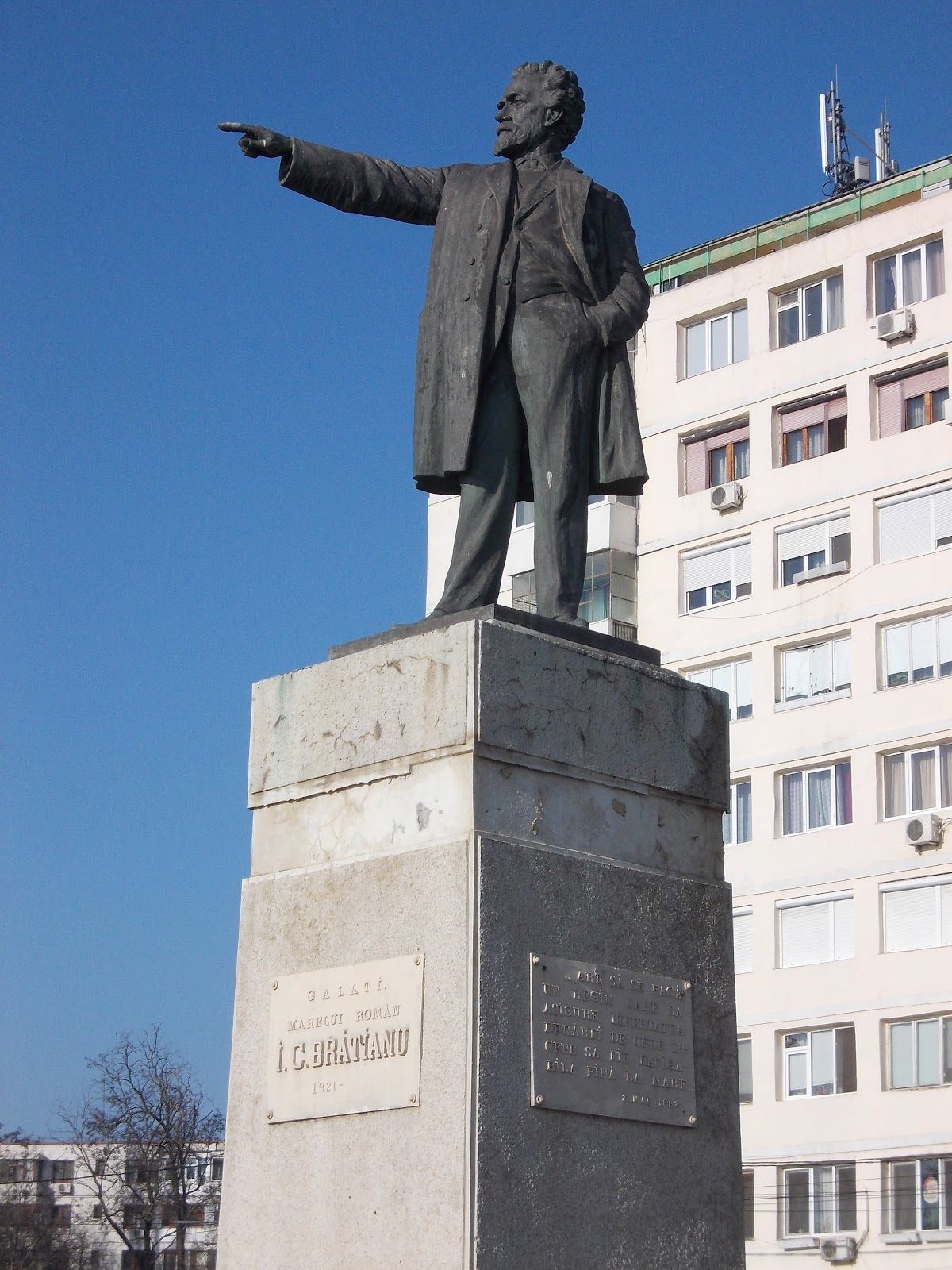 Statue of I. C. Brătianu - foto 3