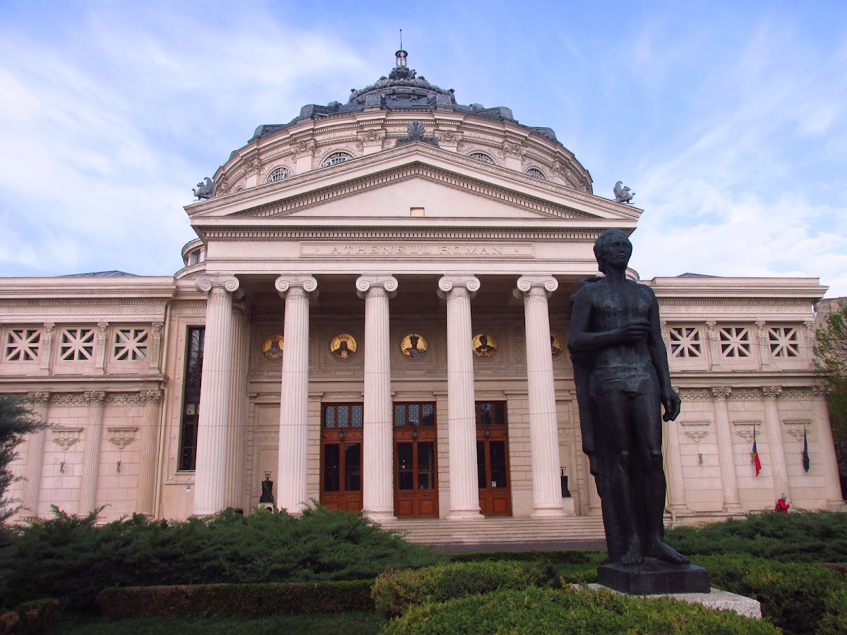 Statuia Lui Mihai Eminescu - foto 1