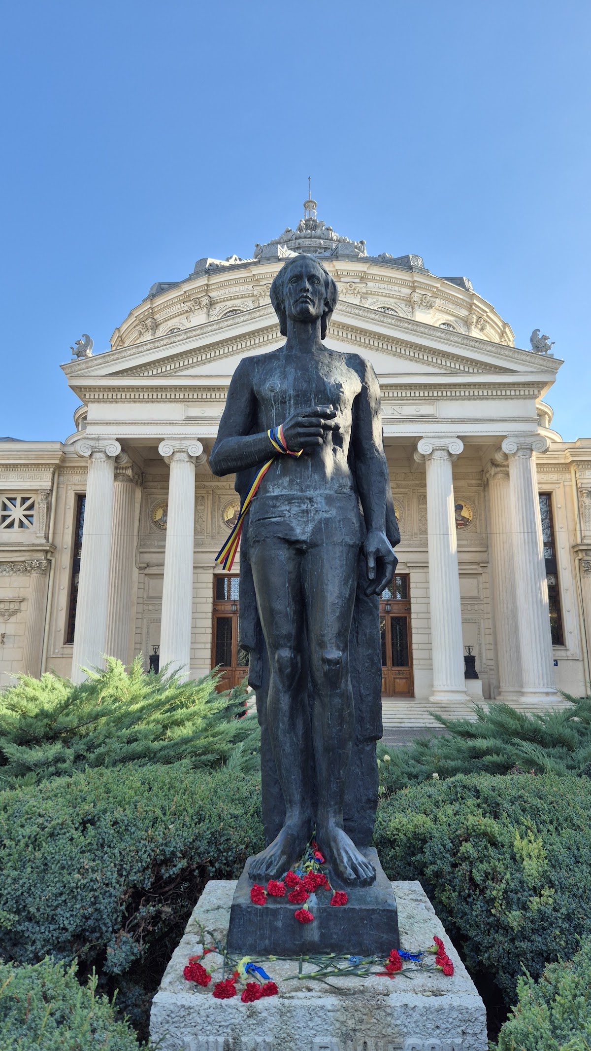 Statuia Lui Mihai Eminescu - foto 2