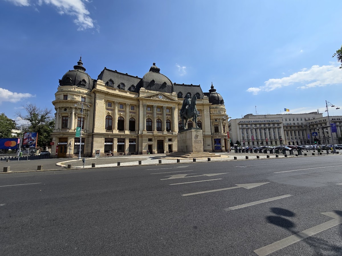 Statuia Lui Mihai Eminescu - foto 3