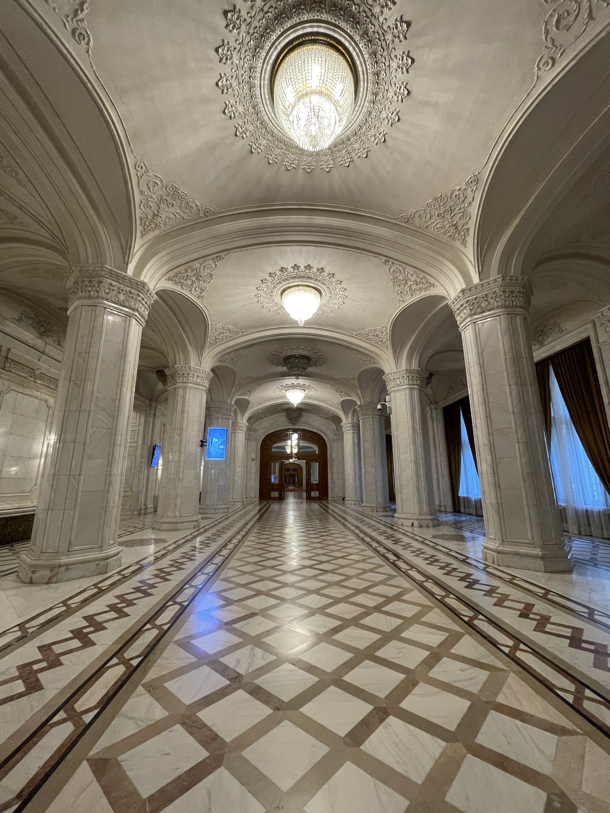 Statuia Lui Mihai Eminescu - foto 4