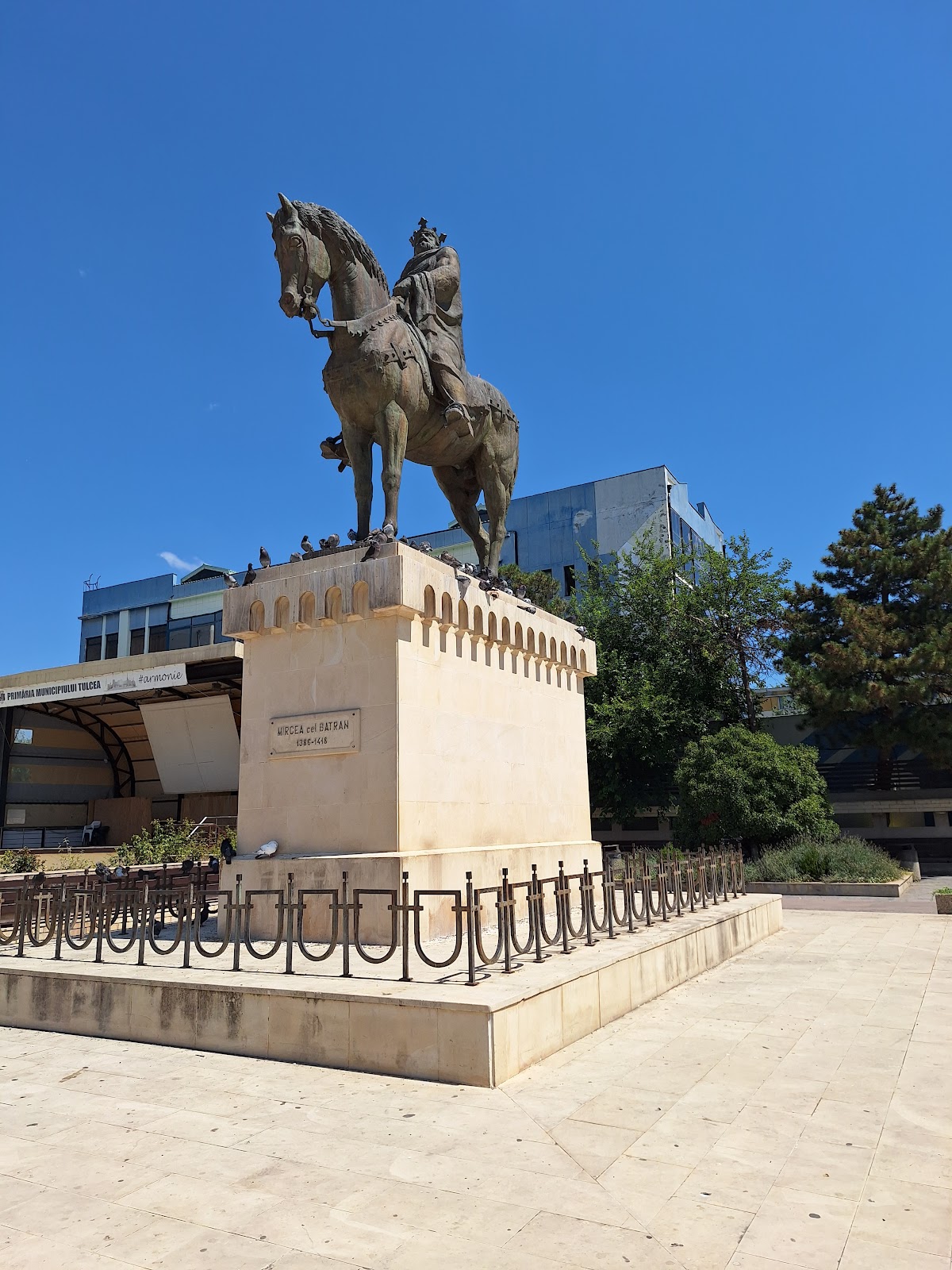 Statua di Mircea il Vecchio - foto 4