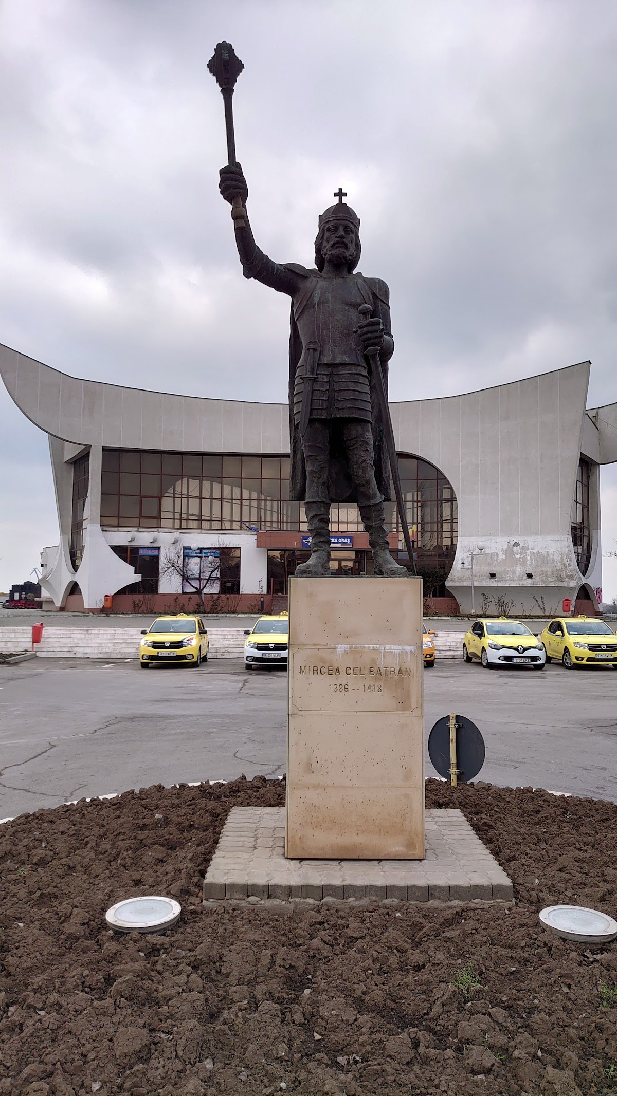 Statua di Mircea il Vecchio - foto 5