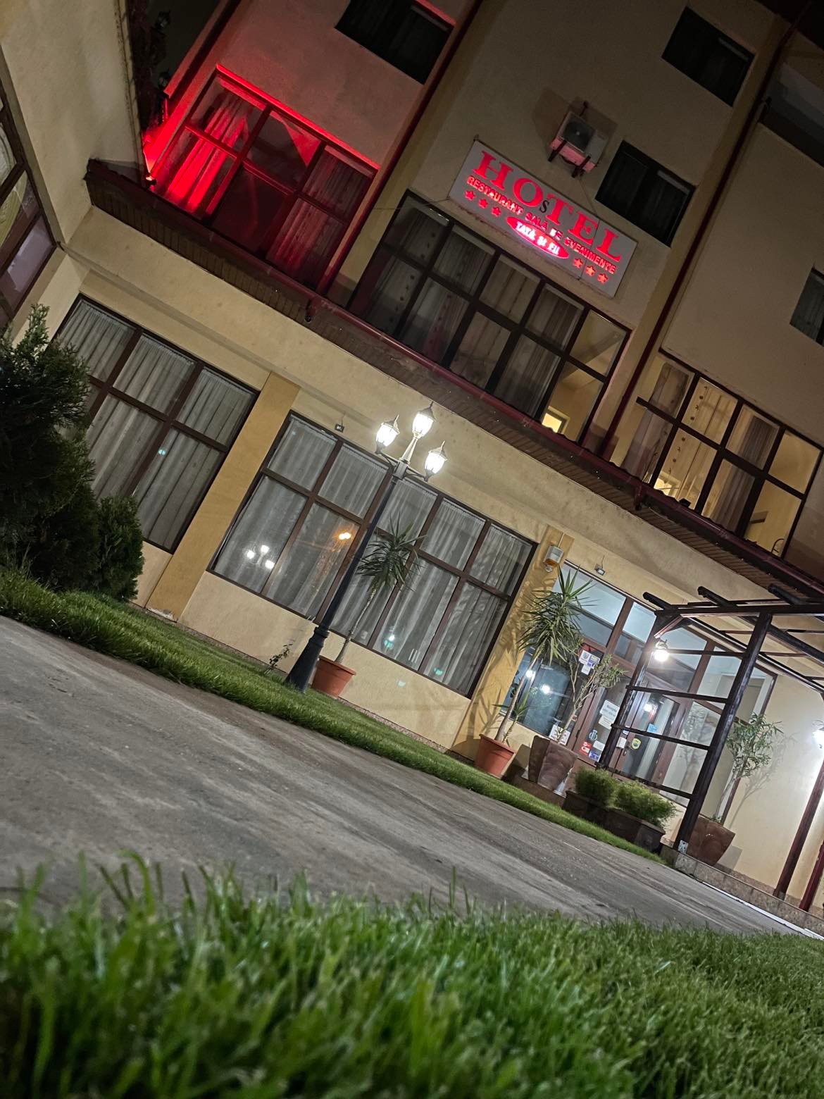 Tată și Fii, Hotel și Restaurant - foto 1