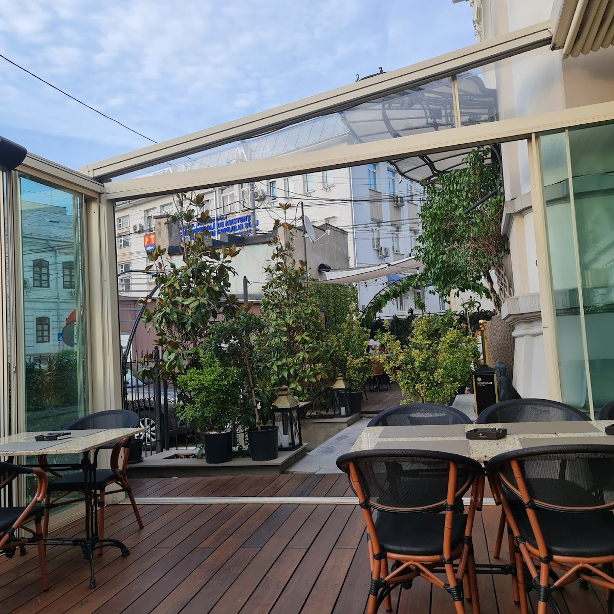 The Manor Restaurant & Lounge - foto 1