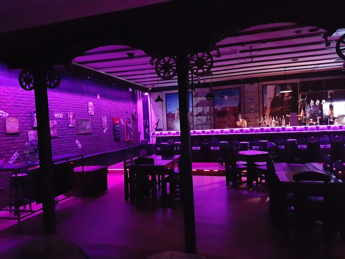 West Bar & Cafe - foto 3