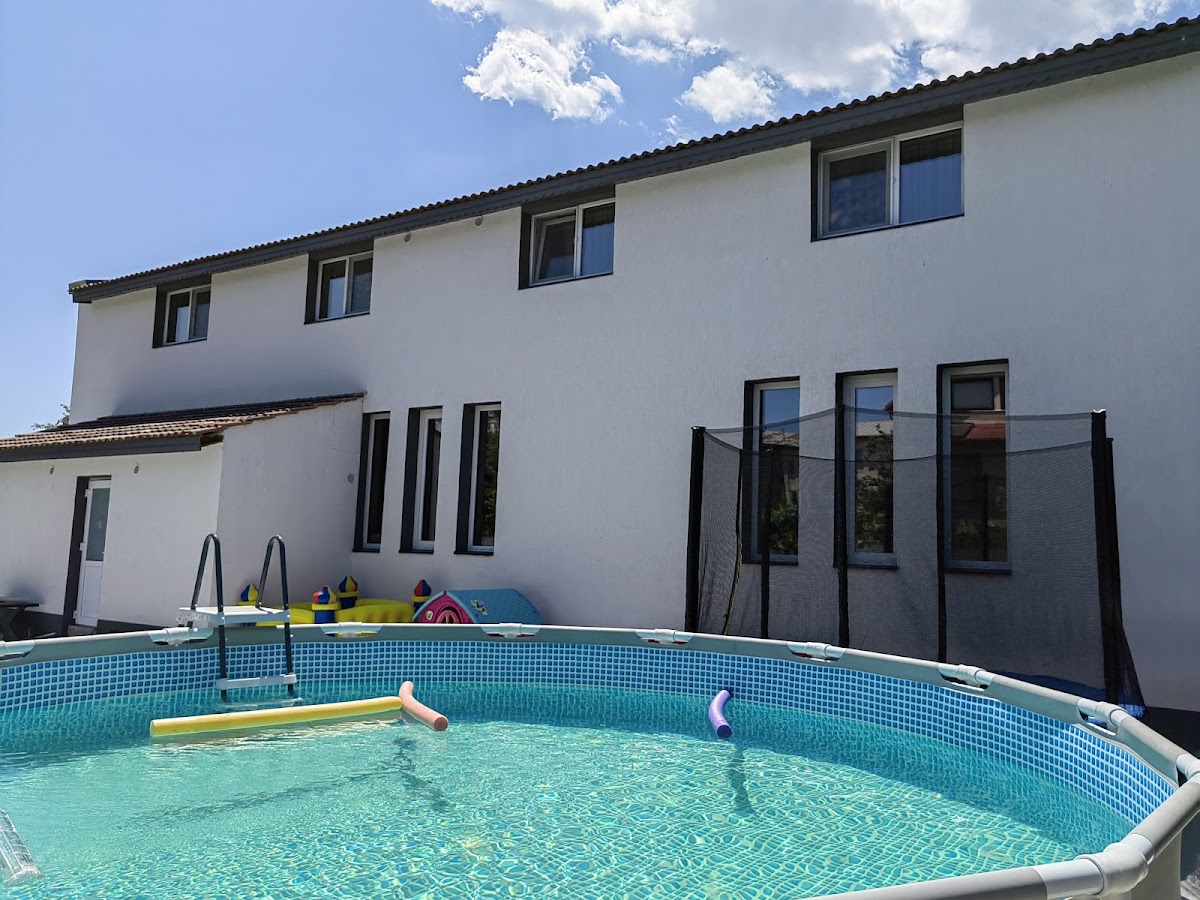 White House Hotel, Poroschia
