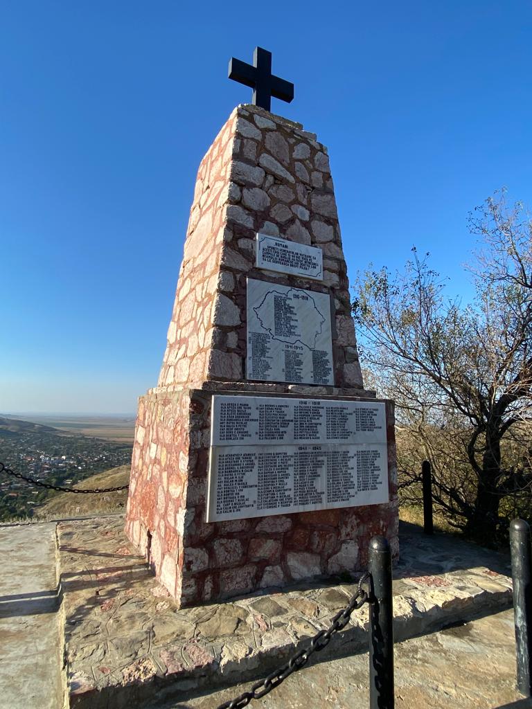 Monumento a los Héroes en Niculițel en Dealul Cerbului
