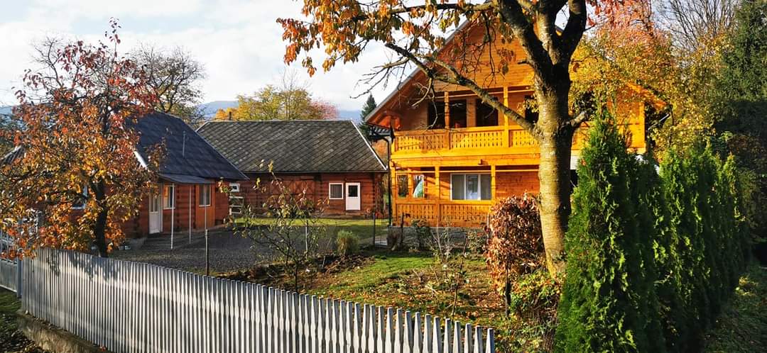 英雄纪念碑 Hoteni