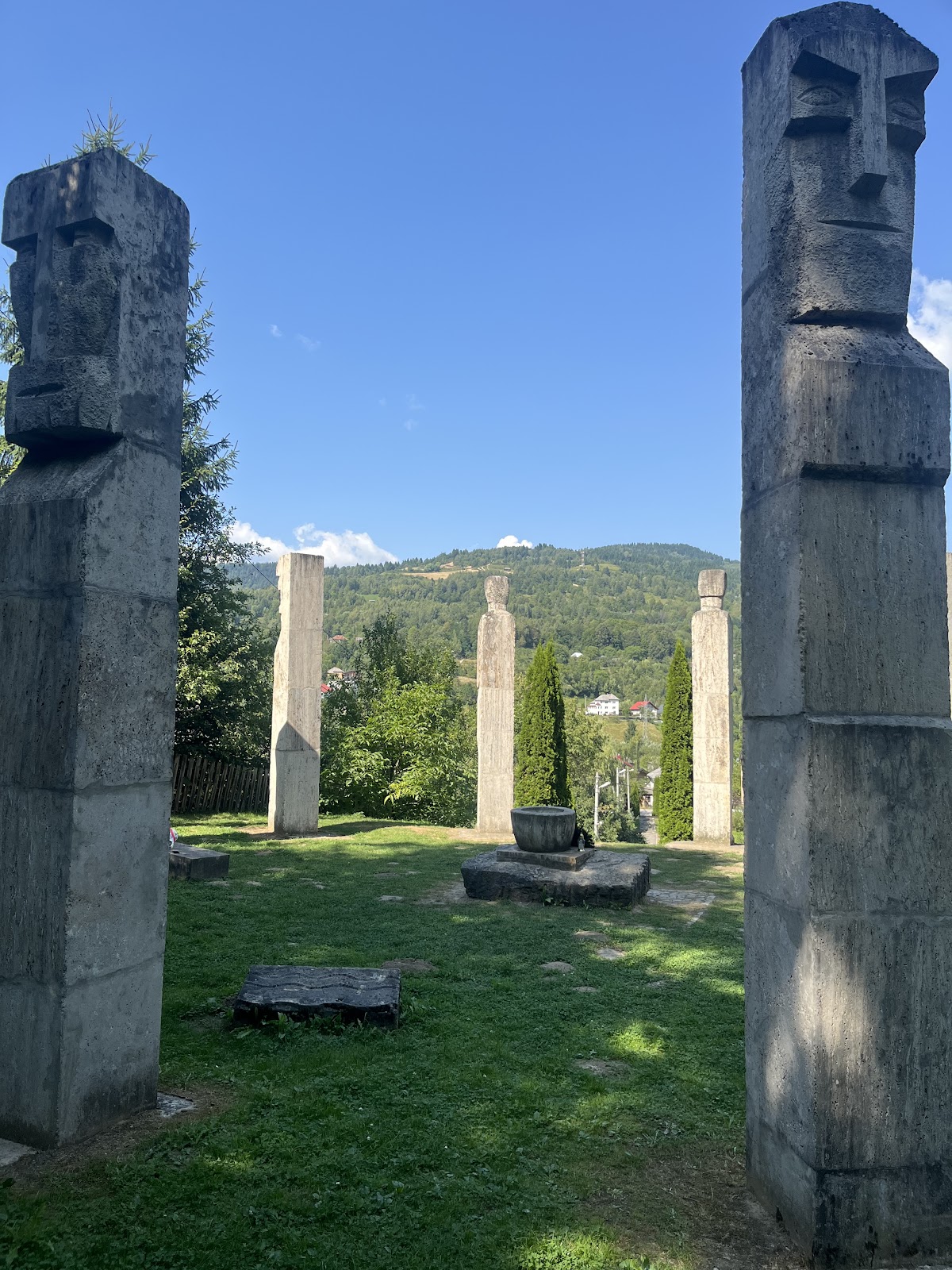 英雄纪念碑 Tămaia